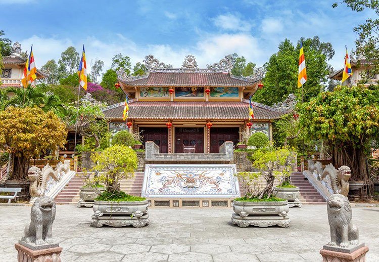 Chùa Long Sơn tọa lạc ngay tại thành phố Nha Trang