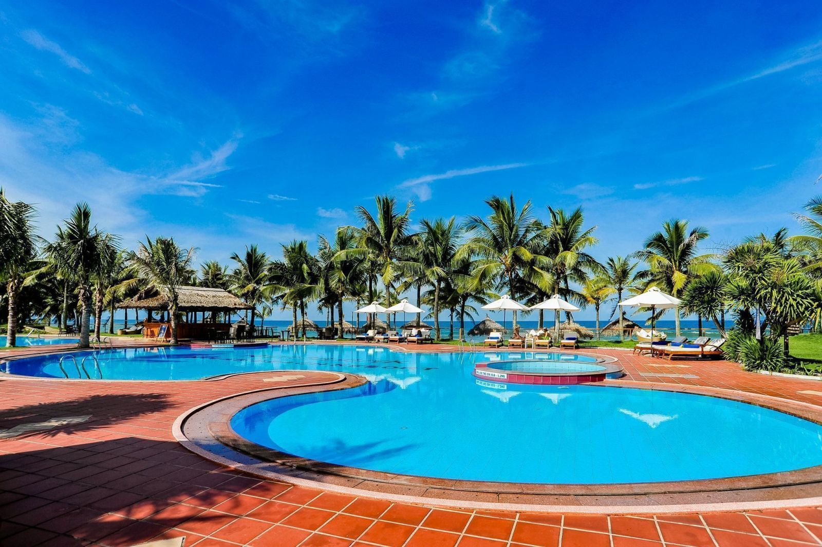 Hồ bơi ngoài trời trong xanh mát mẻ tại Khách sạn Tropical Beach Hội An 4 Sao