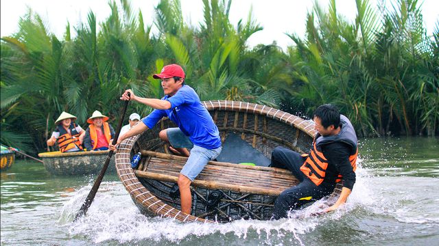 Những hoạt động tại Rừng Dừa 7 Mẫu - Biểu diễn thúng cho du khách xem.