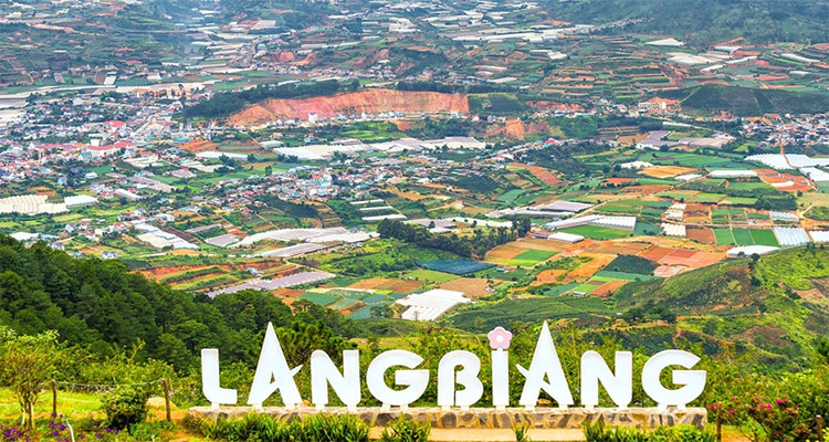 Quan cảnh Đà Lạt nhìn từ đỉnh Núi LangBiang