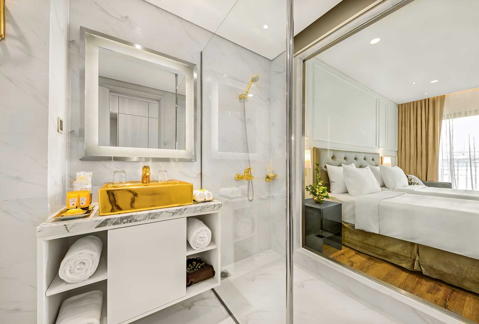 Khách sạn Golden Bay Đà Nẵng có phòng tắm view cực đã