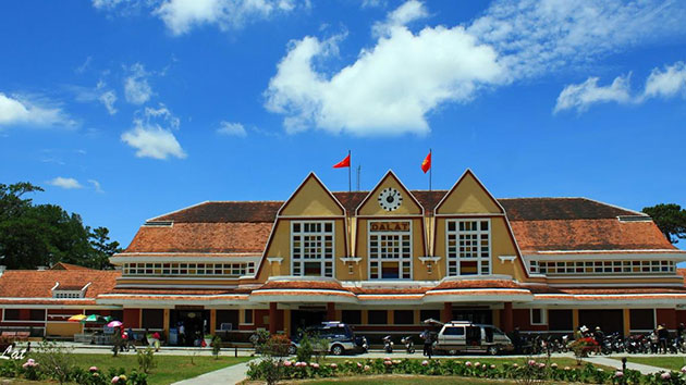 Nhà Ga Xe Lửa của thành phố Đà Lạt đươc xem là nhà ga lâu đời nhất của Việt Nam