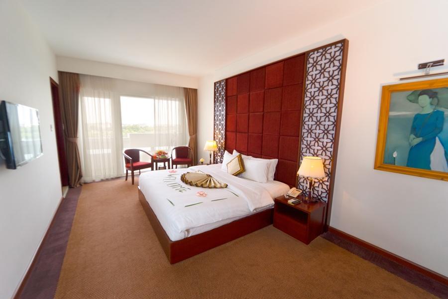 Phòng Granf Suite - Khách sạn Century Riverside Huế 4 sao